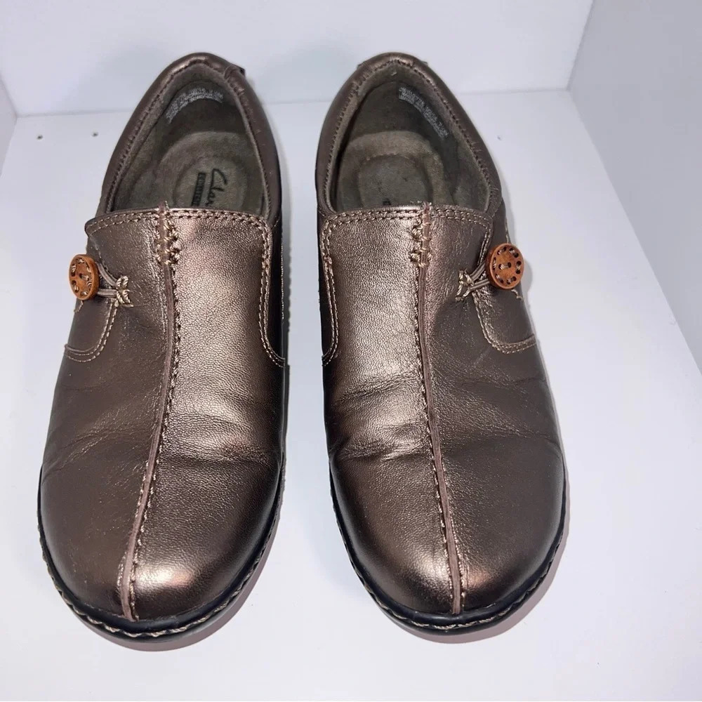 Clarks, 7.5M, leather slip on‎ bungee wooden button, toggle golden bronze loafer